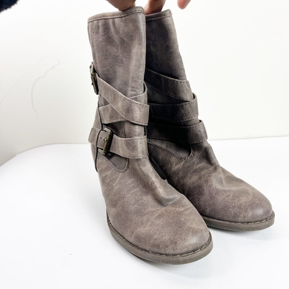 2/$30 Old Navy Vegan Suede Boots 9 - Picture 5 of 6